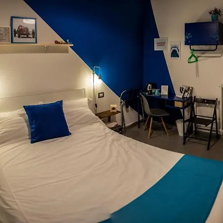 R&b La Pomposa Dei Motori בית הארחה